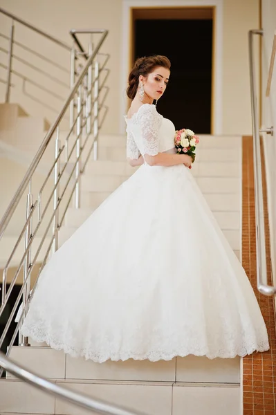 Gyönyörű menyasszony az esküvői terem háttér chrome hektár portréja — Stock Fotó