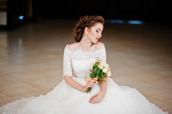 Retrato de bela noiva sentada com buquê de casamento no casamento — Fotografia de Stock