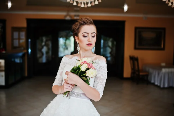 Портрет прекрасной невесты в свадебном зале — стоковое фото