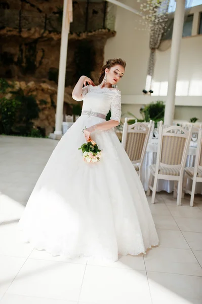 Gyönyörű menyasszony az esküvői terem portréja — Stock Fotó