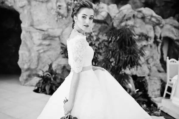 Vissza a gyönyörű menyasszony az esküvői terem portréja — Stock Fotó