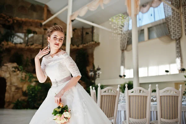 Retrato de novia hermosa en el salón de bodas — Foto de Stock