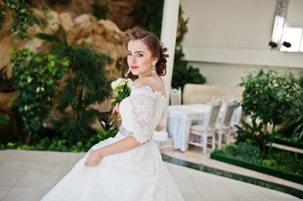 El retrato de la espalda de la novia hermosa en el salón de bodas — Foto de Stock