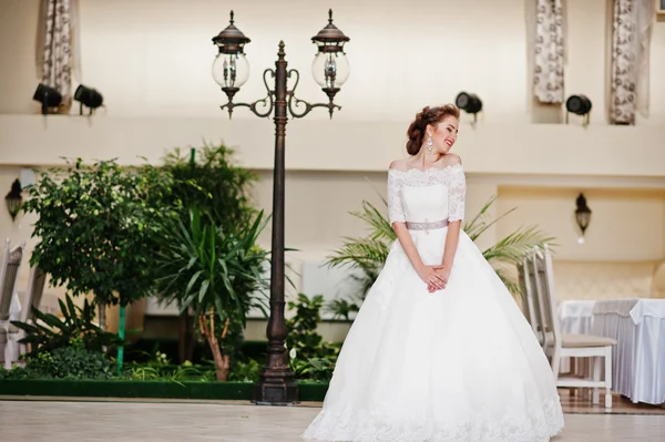 Porträt der schönen Braut im Hochzeitssaal Hintergrund Laterne — Stockfoto