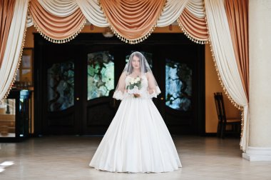 Büyük göğüsler esmer gelin düğün buket peçe altında poz ile