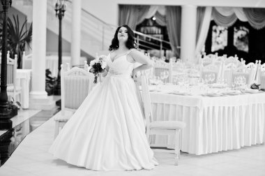 Büyük göğüsler esmer gelin düğün buket ile düğünde poz verdi.