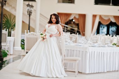 Büyük göğüsler esmer gelin düğün buket ile düğünde poz verdi.