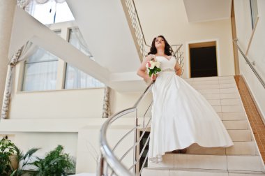 Büyük göğüsler esmer gelin düğün buket ile düğünde poz verdi.