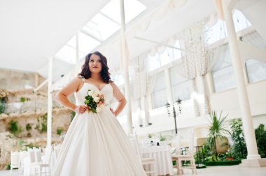 Büyük göğüsler esmer gelin düğün buket ile düğünde poz verdi.