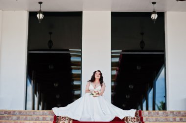 Büyük göğüsler esmer gelin düğün buket ile düğünde poz verdi.