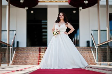 Büyük göğüsler esmer gelin düğün buket ile düğünde poz verdi.