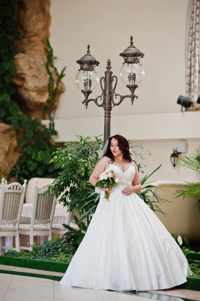 大乳房黑发新娘在婚礼上所构成的婚礼花束 — 图库照片