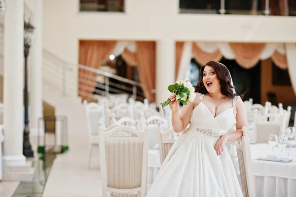 Big breasts brunette bride with wedding bouquet posed at wedding — Stock Photo, Image