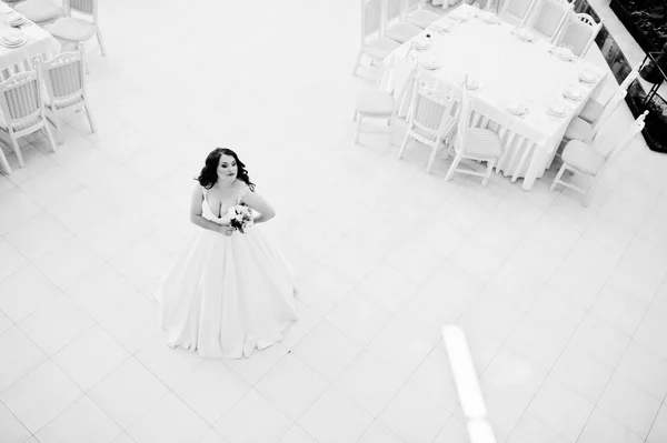 Vue d'en haut de gros seins brunette mariée avec mariage bouqu — Photo