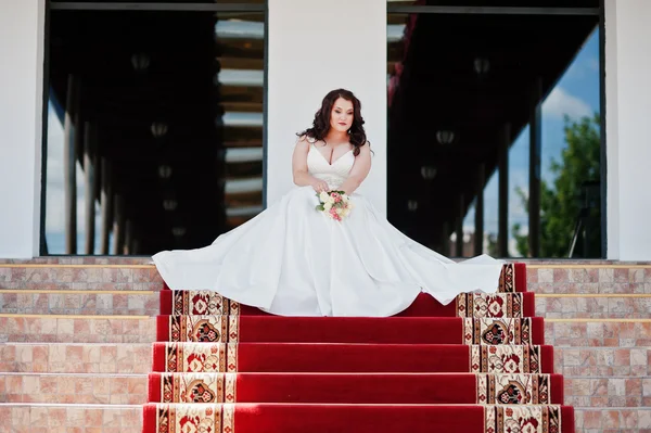 Big breasts brunette bride with wedding bouquet posed at wedding — Stock Photo, Image