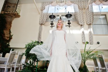 Muhteşem sarışın gelin uzun örtü ile harika muhteşem düğünü poz verdi.