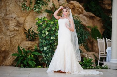 Harika harika düğün Salonu'nda yarattığı muhteşem sarışın gelin