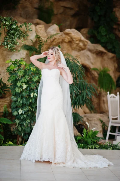 Superbe mariée blonde posée dans une grande salle de mariage impressionnante — Photo