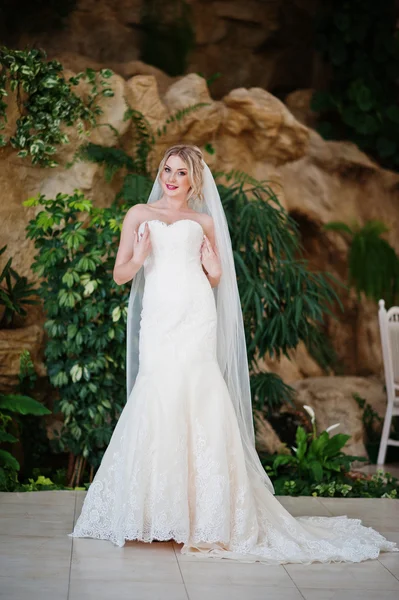 Superbe mariée blonde posée dans une grande salle de mariage impressionnante — Photo