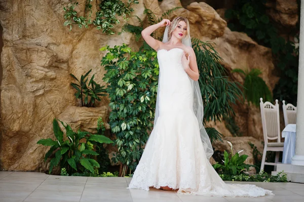 Superbe mariée blonde posée dans une grande salle de mariage impressionnante — Photo