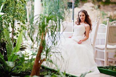 G ile düğün salonunda güzel şehvetli genç gelin portresi