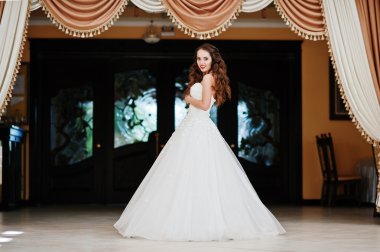 Güzel neşeli genç gelin düğün salonu portresi 