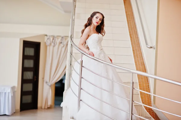 Portrait de belle jeune mariée sensuelle à la salle de mariage près de c — Photo