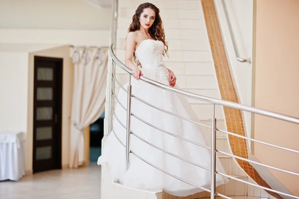Gyönyörű érzéki fiatal menyasszony az esküvői terem közelében c portréja — Stock Fotó