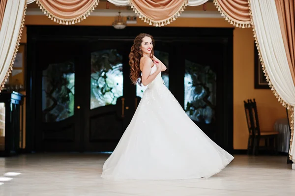 Retrato de hermosa novia joven alegre en el salón de bodas cerca — Foto de Stock