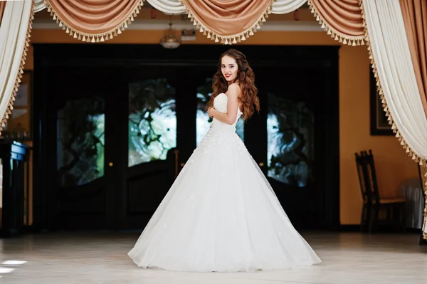 Portrait de belle jeune mariée gaie à la salle de mariage près — Photo