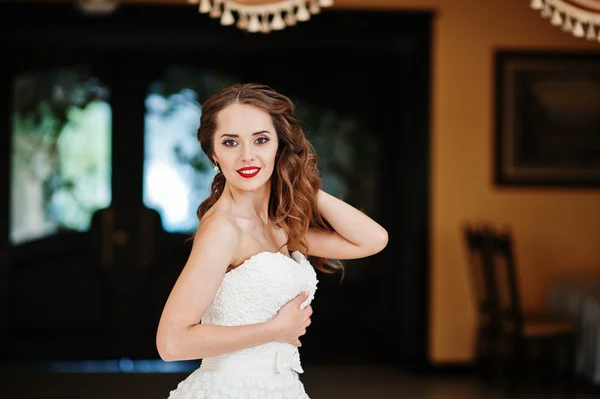 Portret van mooie sensuele jonge bruid op Bruiloftszaal — Stockfoto