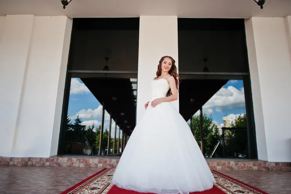 Gyönyörű érzéki fiatal menyasszony az esküvői terem piros portréja — Stock Fotó