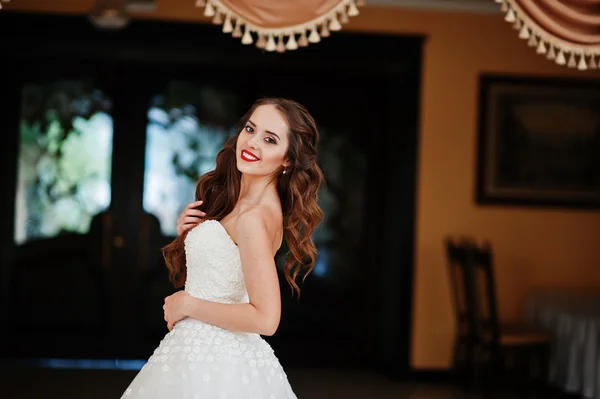 Gyönyörű vidám fiatal menyasszony az esküvői terem közelében portréja — Stock Fotó