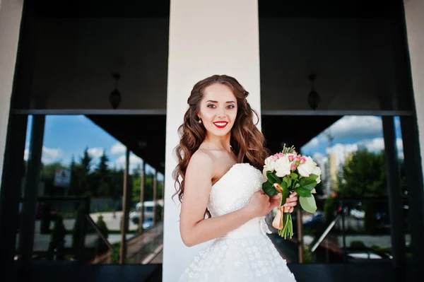 Gyönyörű érzéki fiatal menyasszony az esküvői terem portréja — Stock Fotó