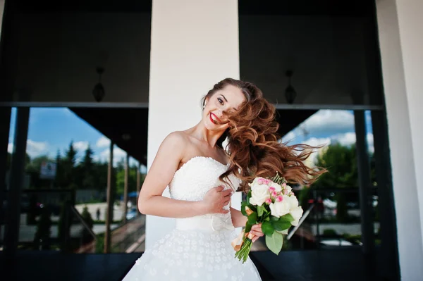 結婚式場で美しい官能的な若い花嫁の肖像画 — ストック写真