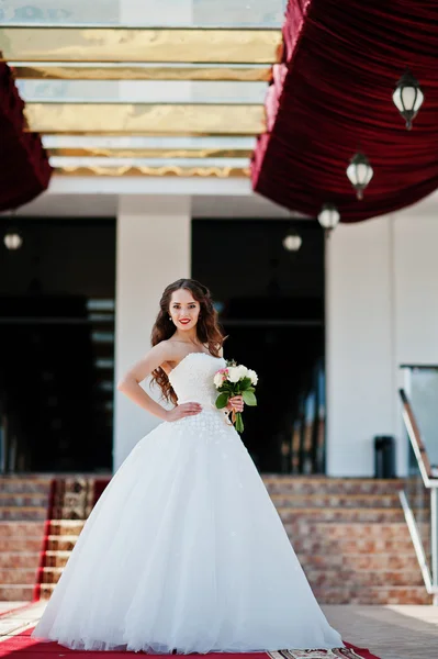 Portret van mooie sensuele jonge bruid op Bruiloftszaal op rood — Stockfoto