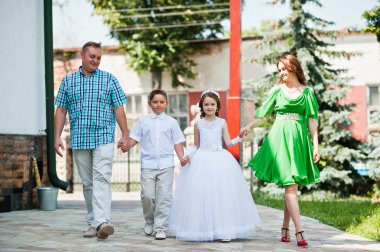 İlk Komünyon arka plan kilise c yürüyüş, mutlu aile