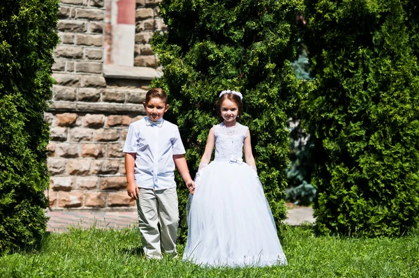 Portrét bratra a sestru na bílých šatech na slunečný den — Stock fotografie