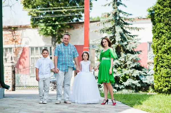 Família feliz na primeira comunhão santa andando fundo igreja c — Fotografia de Stock