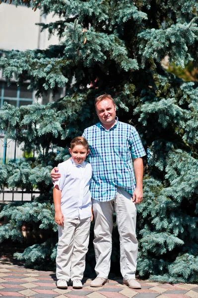 Vater und Sohn am sonnigen Tag Hintergrundbaum — Stockfoto
