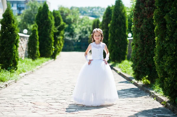 Retrato de linda niña en vestido blanco y corona de primera — Foto de Stock