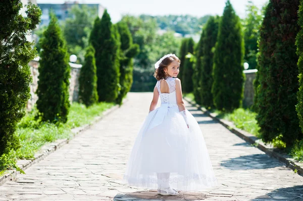 Retrato de linda niña en vestido blanco y corona de primera — Foto de Stock