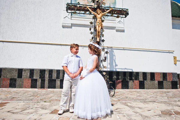 Irmão e irmã na primeira comunhão santa fundo igreja cro — Fotografia de Stock