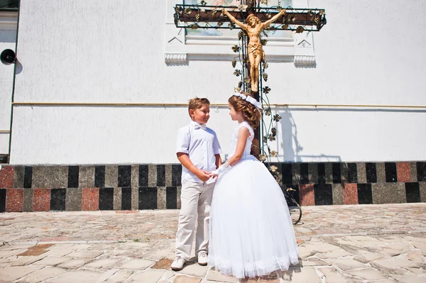 Bruder und Schwester bei der Erstkommunion Hintergrund Kirche cro — Stockfoto