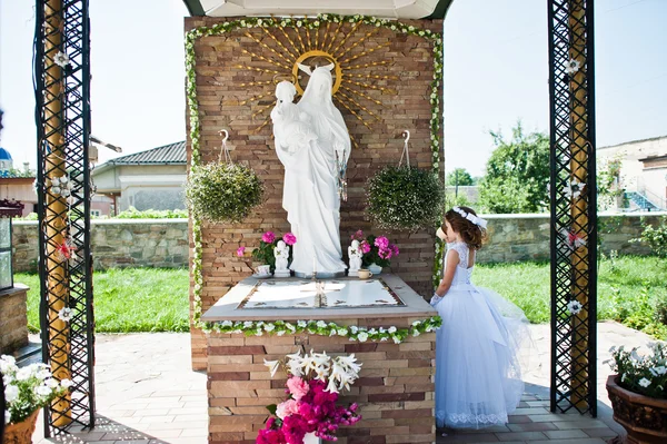 Portrait de mignonne petite fille sur robe blanche et couronne de première — Photo