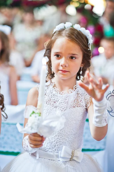 흰색 드레스에 귀여운 어린 소녀와 처음에 화 환의 초상화 — 스톡 사진