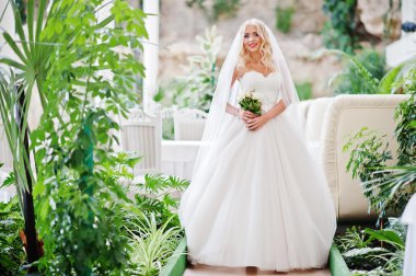 Zarif sarışın mavi gözlü büyük düğün salonu zekâ gelin moda