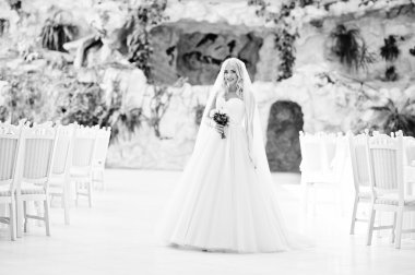 Zarif sarışın mavi gözlü moda gelin büyük düğün Salonu