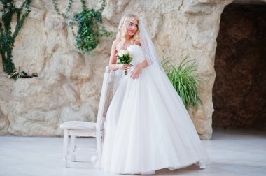 Zarif sarışın mavi gözlü moda gelin büyük düğün Salonu