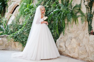 Zarif sarışın mavi gözlü moda gelin büyük düğün Salonu